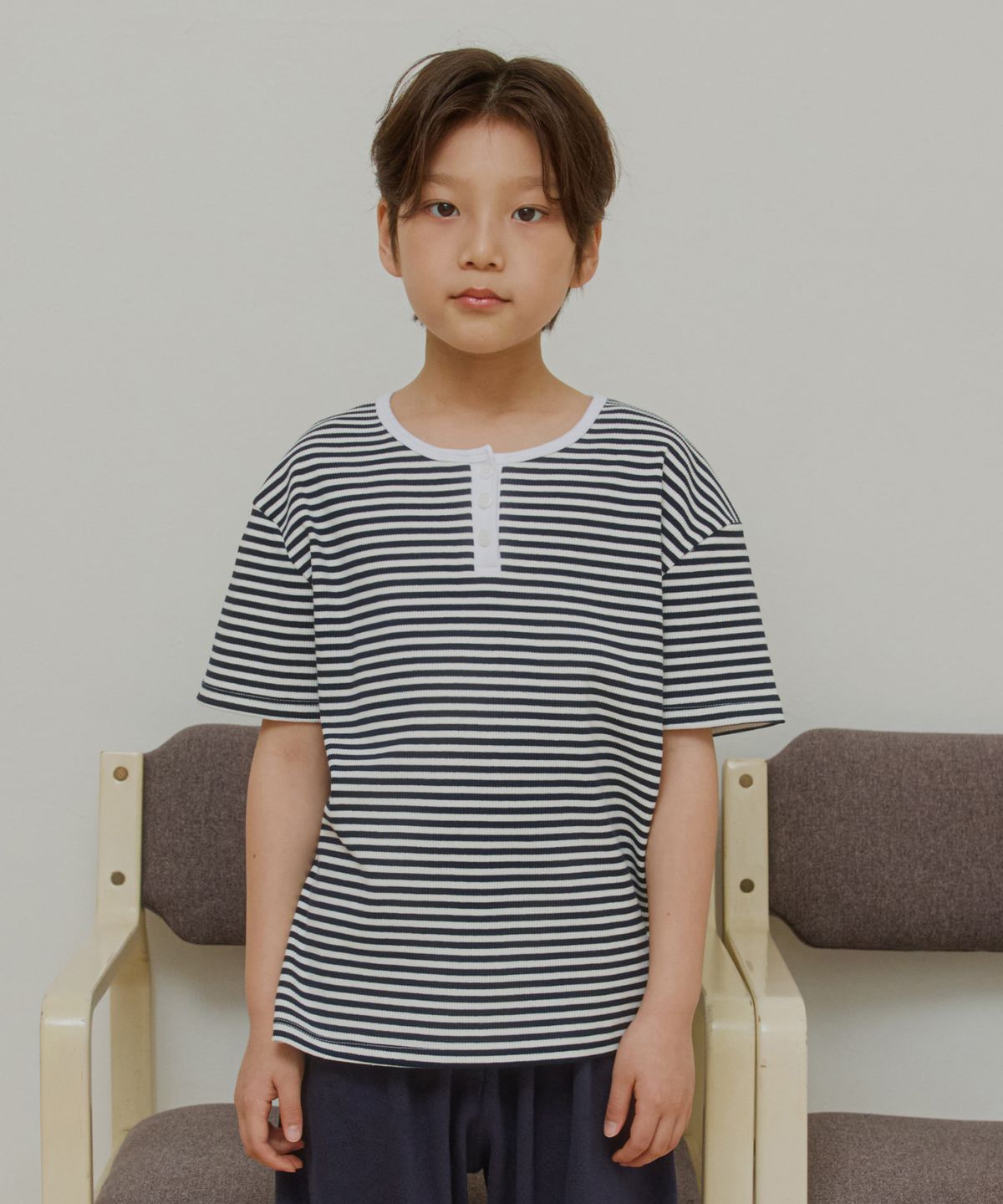 웬즈데이오아시스 키즈(WEDNESDAYOASIS KIDS) [Kids]로에 헨리넥 스트라이프 티셔츠_NAVY(WB6TP38)