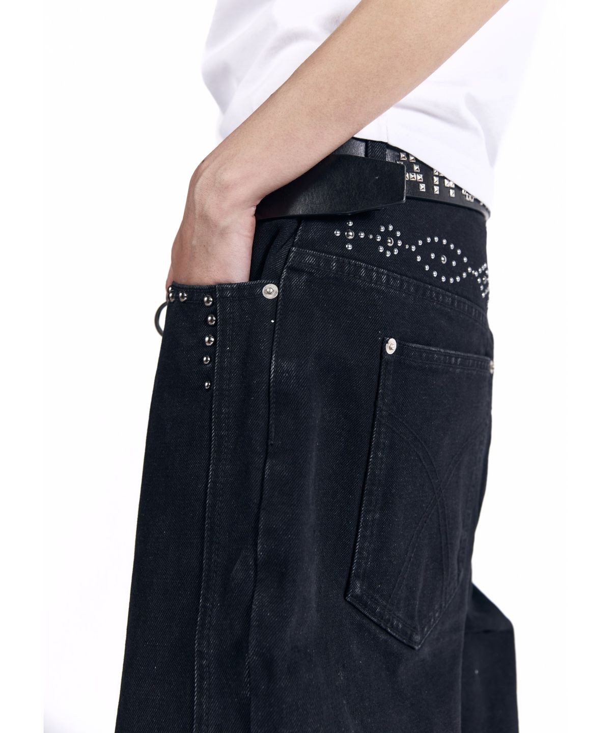 아캄(AAKAM) Back Studded Flare Denim Pants (Black)