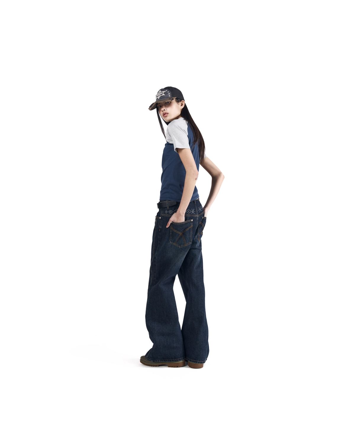 아캄(AAKAM) Back Studded Flare Denim Pants (Blue)