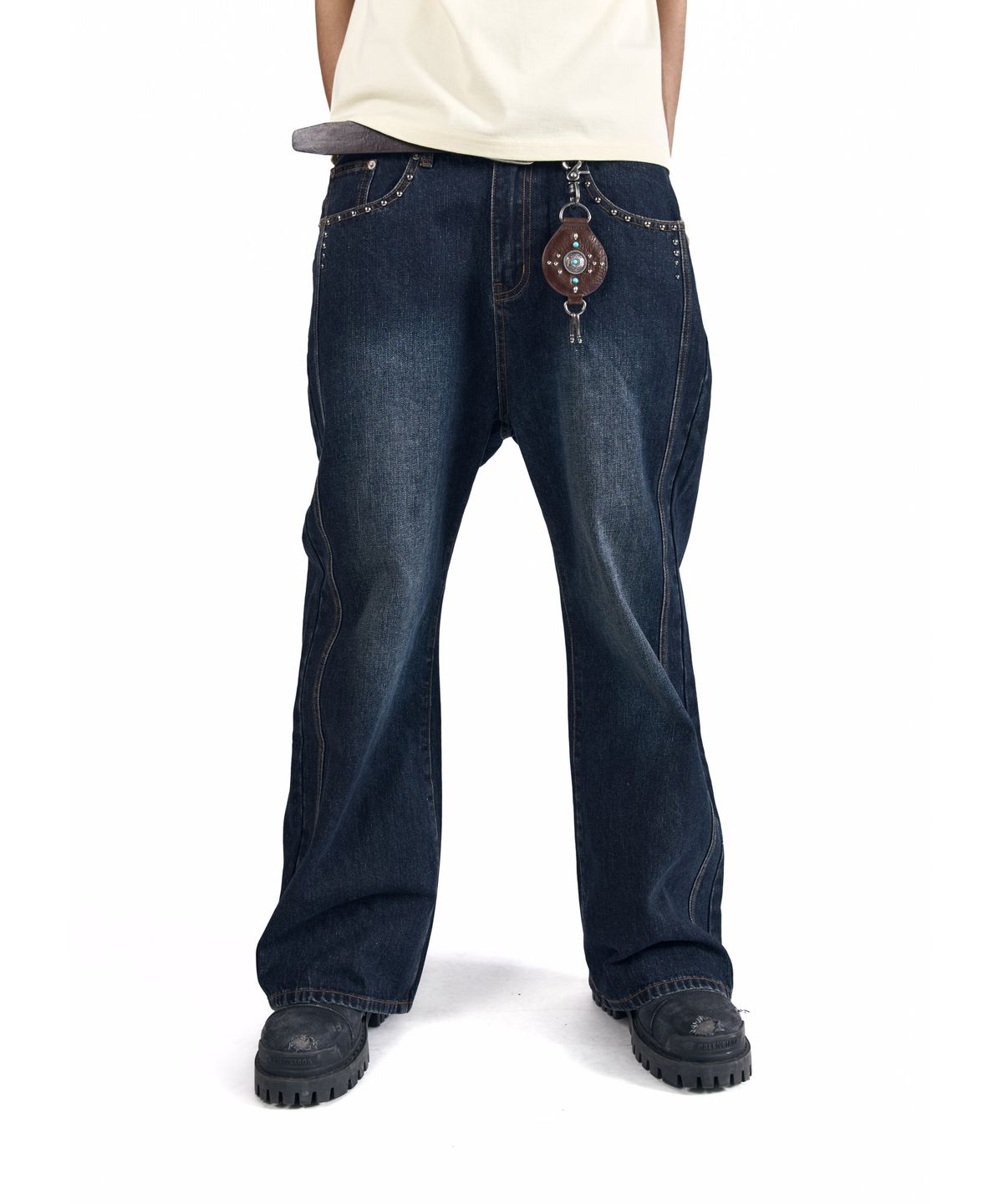 아캄(AAKAM) Back Studded Flare Denim Pants (Blue)