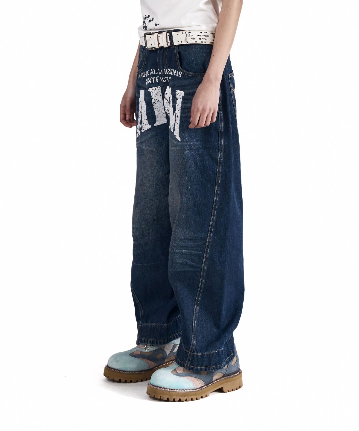 아캄(AAKAM) AKM Curved Denim Pants (Blue)