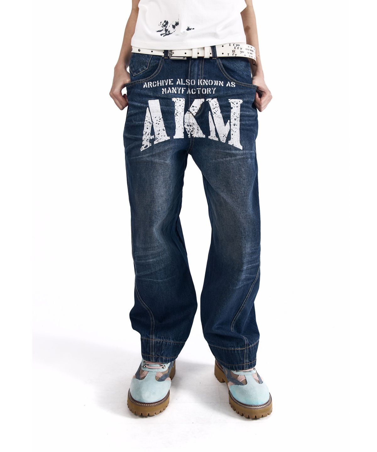 아캄(AAKAM) AKM Curved Denim Pants (Blue)