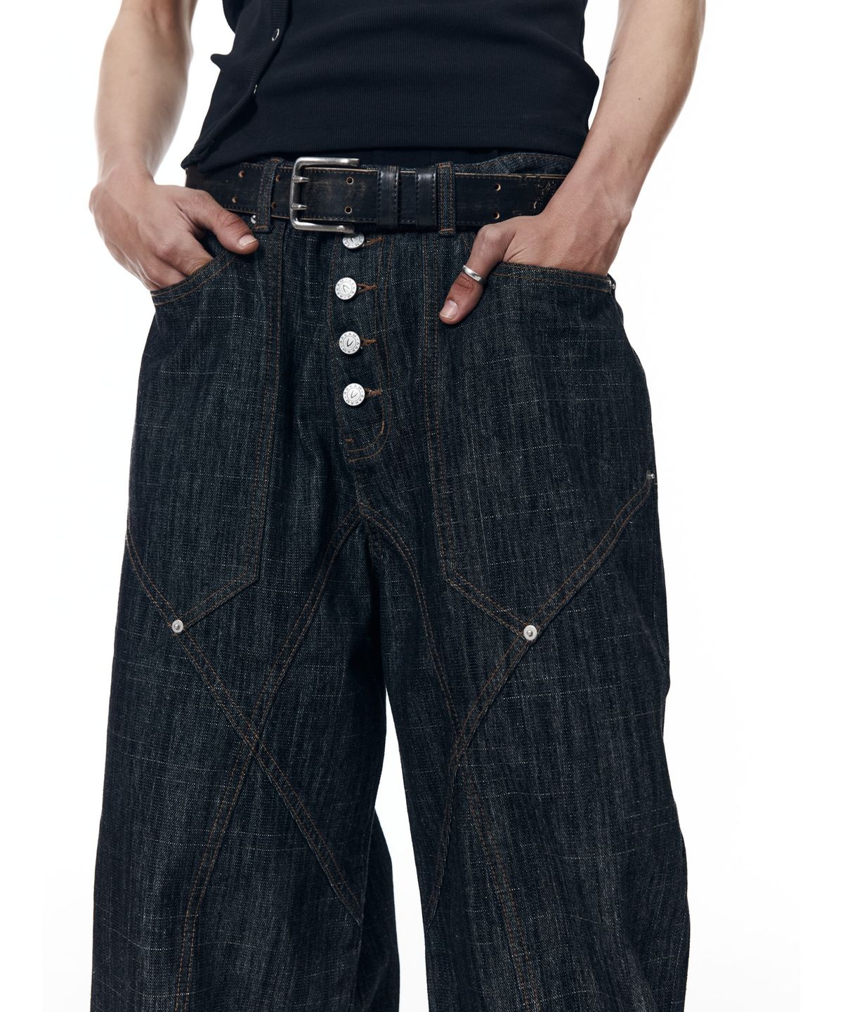 아캄(AAKAM) Oblique Incision Denim Pants (Black)
