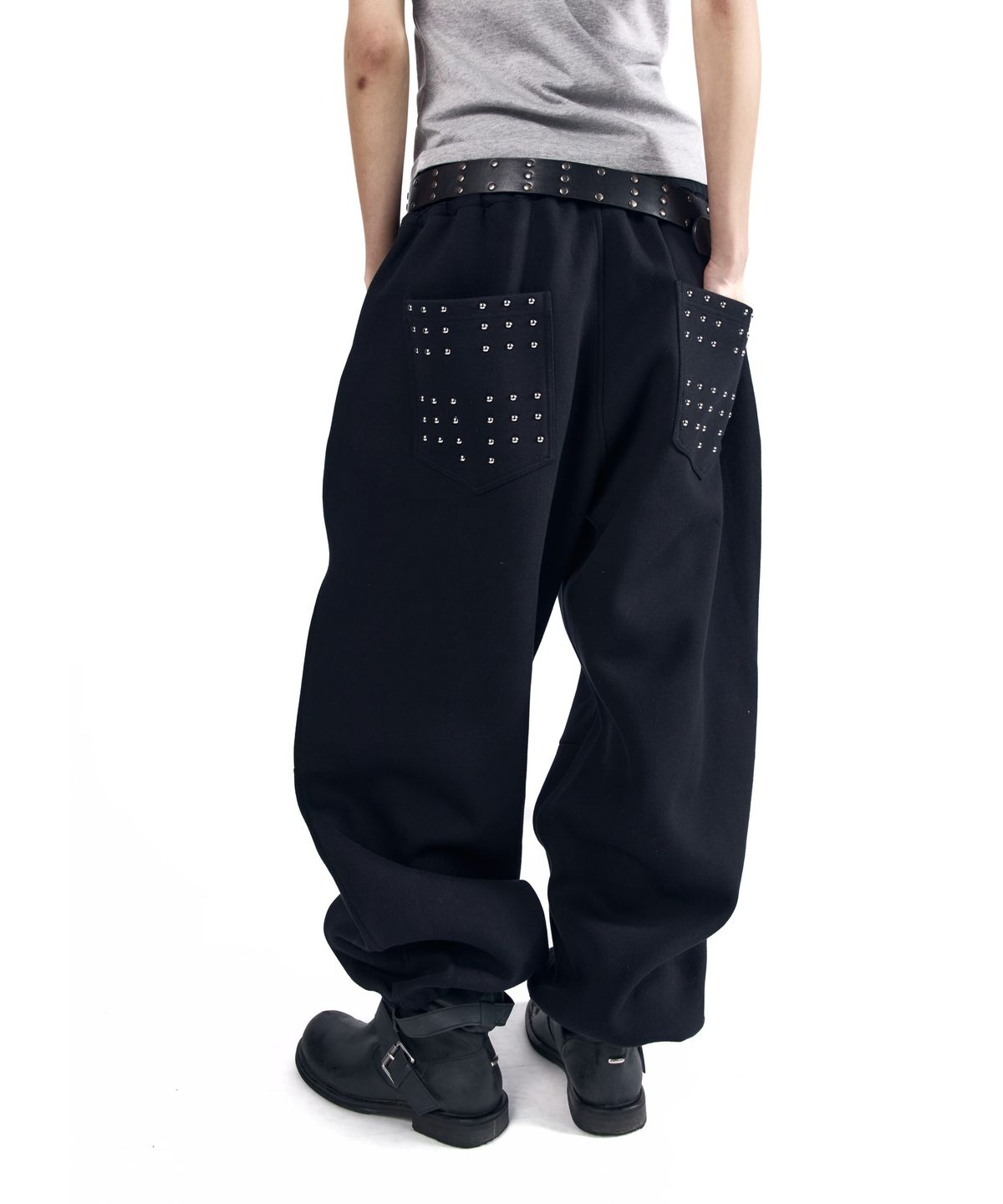아캄(AAKAM) Go-Cross Studded Sweatpants (Black)