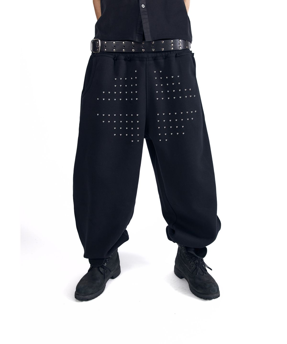 아캄(AAKAM) Go-Cross Studded Sweatpants (Black)