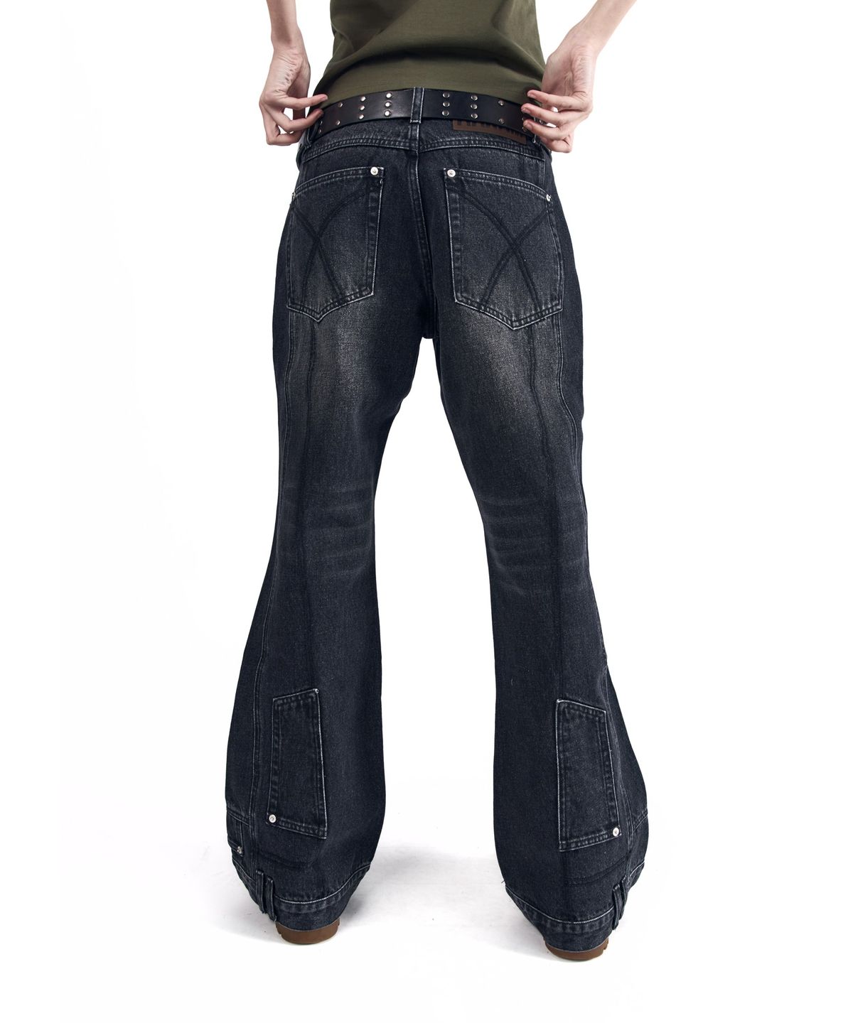 아캄(AAKAM) Upside-Down Flare Denim Pants (Black)
