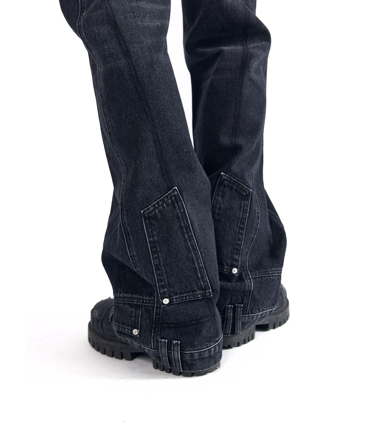 아캄(AAKAM) Upside-Down Flare Denim Pants (Black)