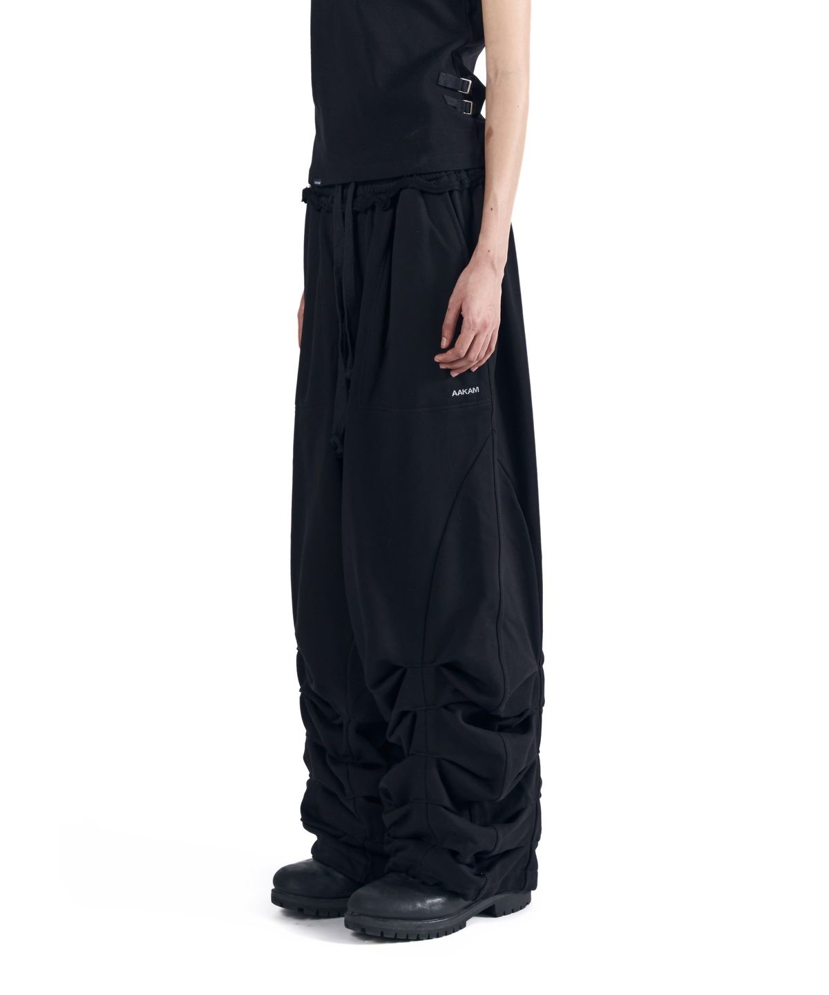 아캄(AAKAM) Sediment Pin-Tuck Sweatpants (Black)