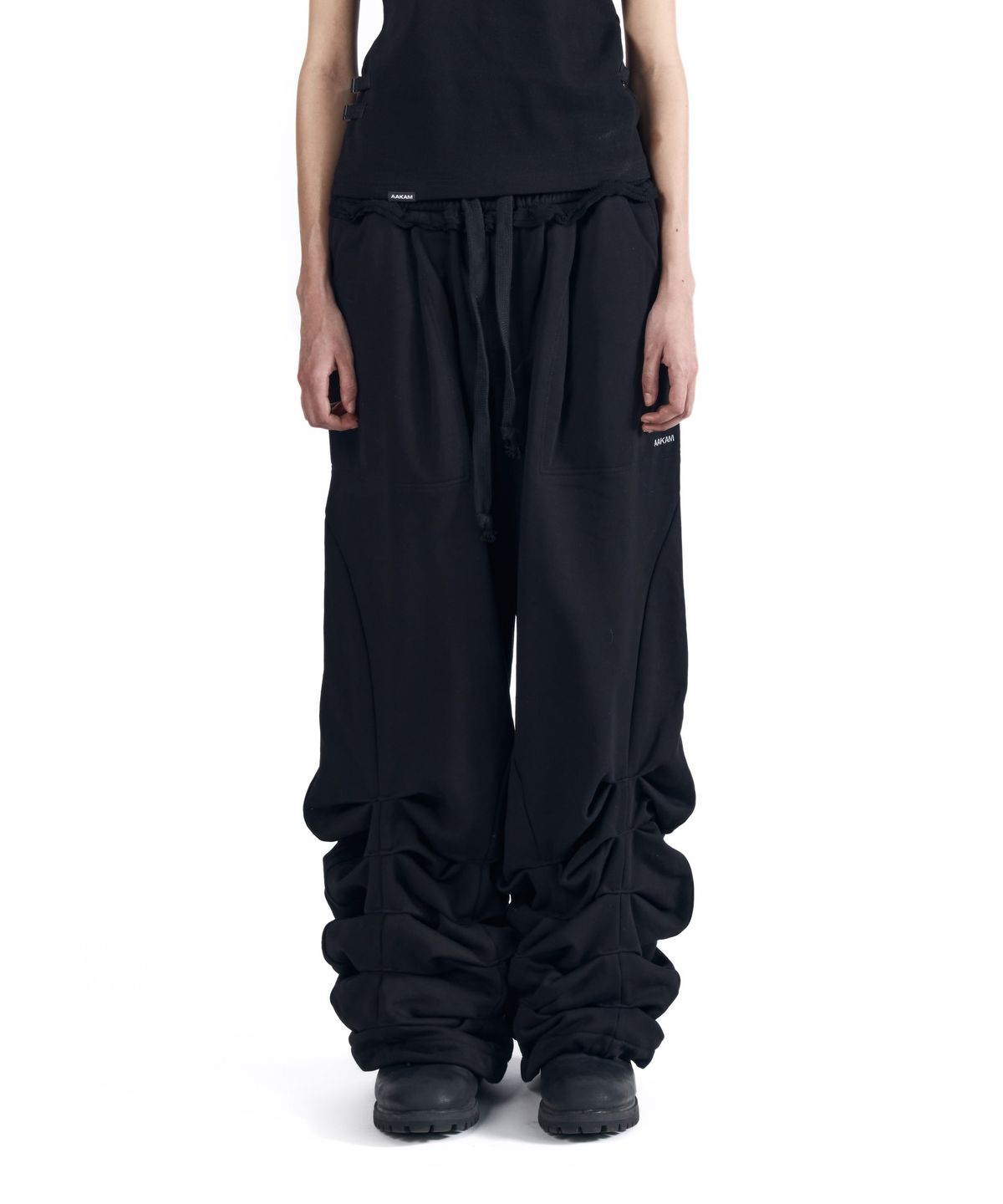아캄(AAKAM) Sediment Pin-Tuck Sweatpants (Black)
