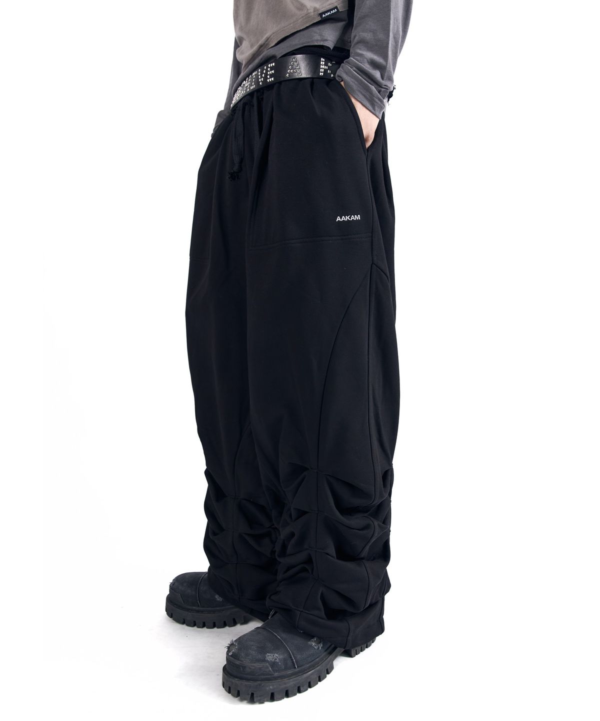아캄(AAKAM) Sediment Pin-Tuck Sweatpants (Black)