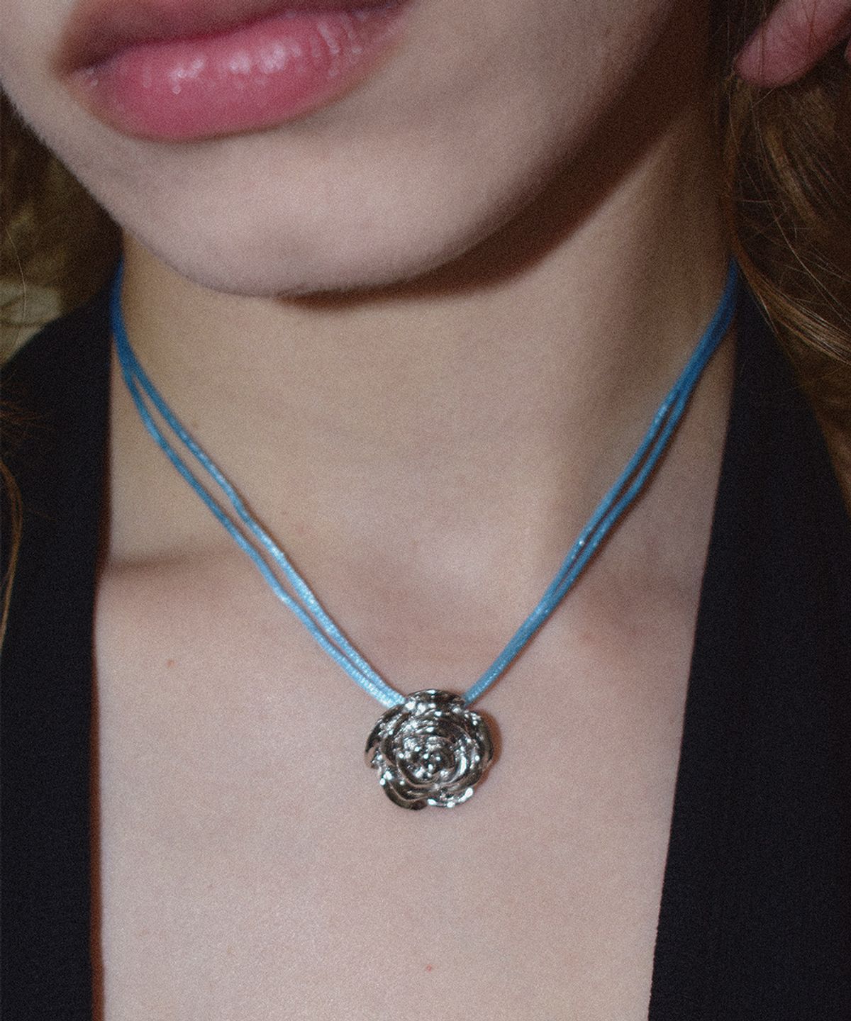 유지떼(USITE) ROSE MOON NECKLACE, SKY 로즈 스트랩 네크리스