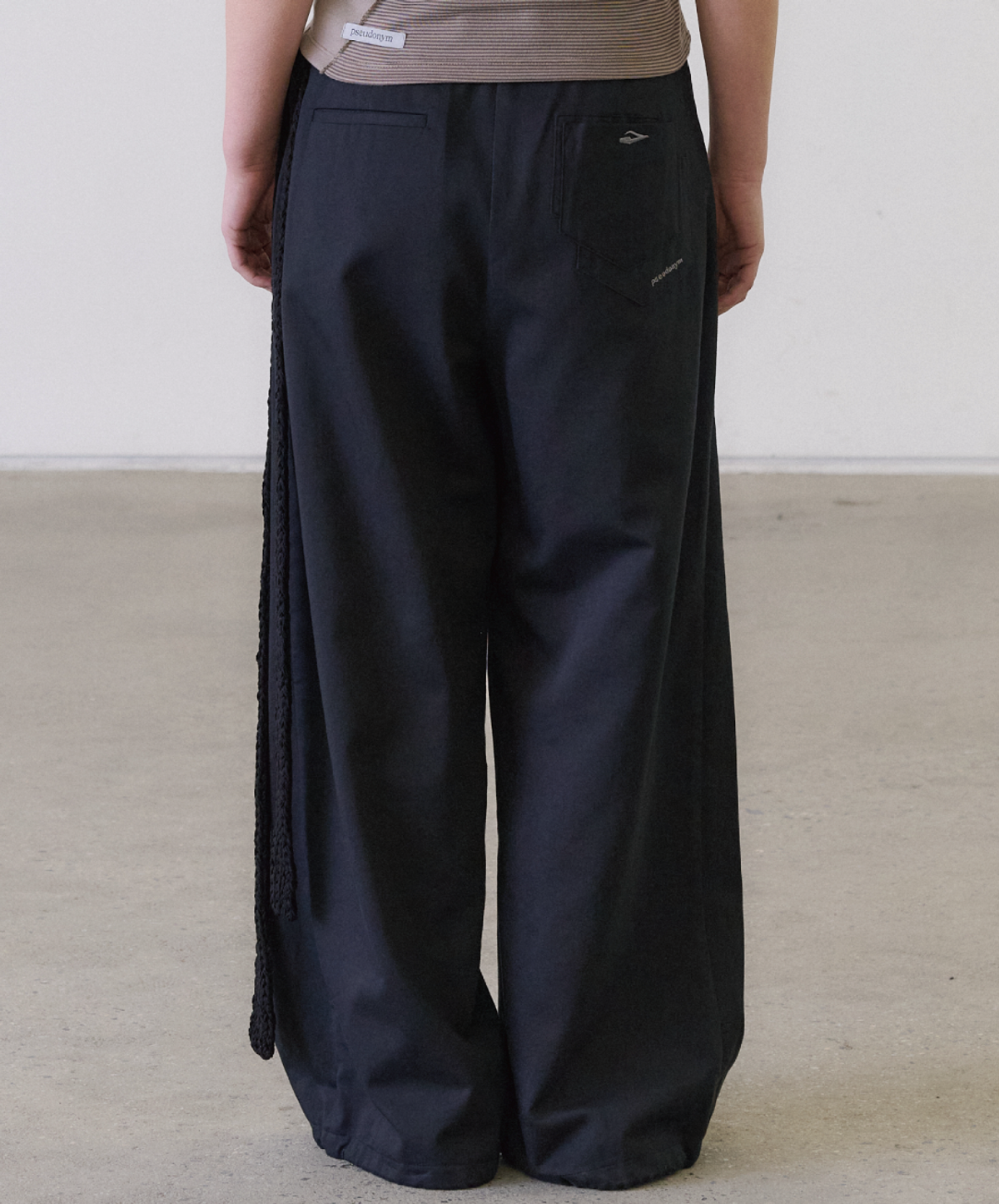 수더넴(PSEUDONYM) Asymmetric Pocket Tuck Trousers [Black]