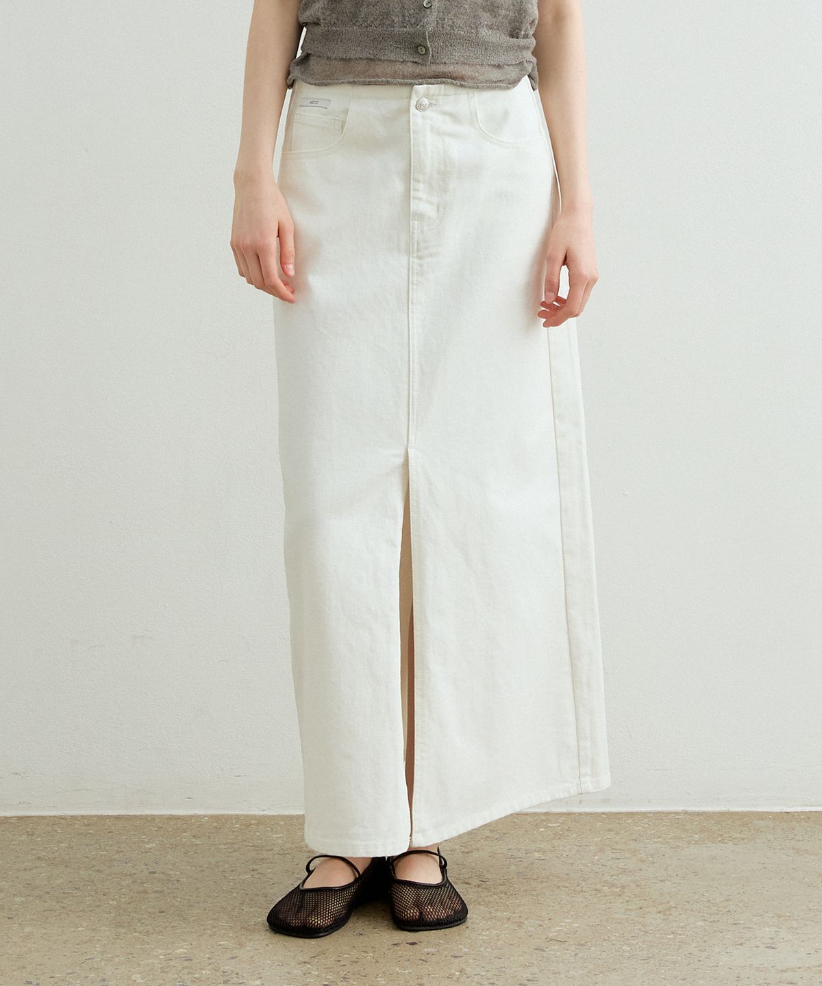 아티드(ARTID) 슬릿 데님 롱 스커트_WHITE