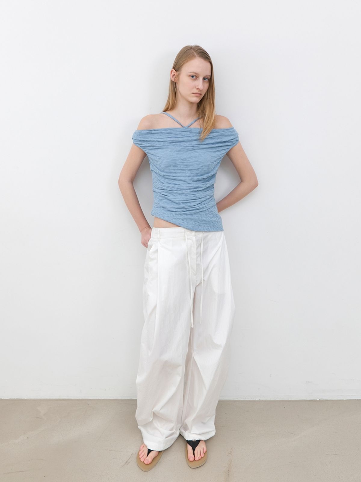 아틀리에 나인(ATELIER NAIN) WAFFLE TEXTURE SIDE-TUCKS OFF SHOULDER BLOUSE (BL-4410)