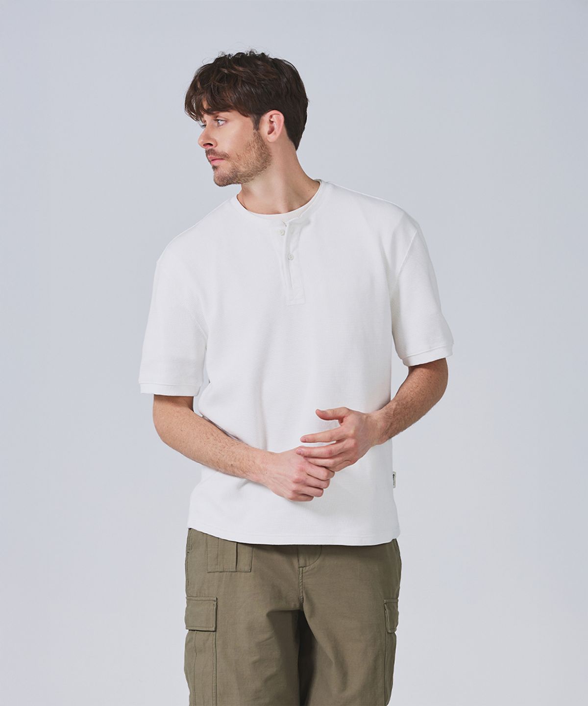 건지 울른스(Guernsey Woollens) 와플 헨리넥 반팔 티셔츠 컬렉션