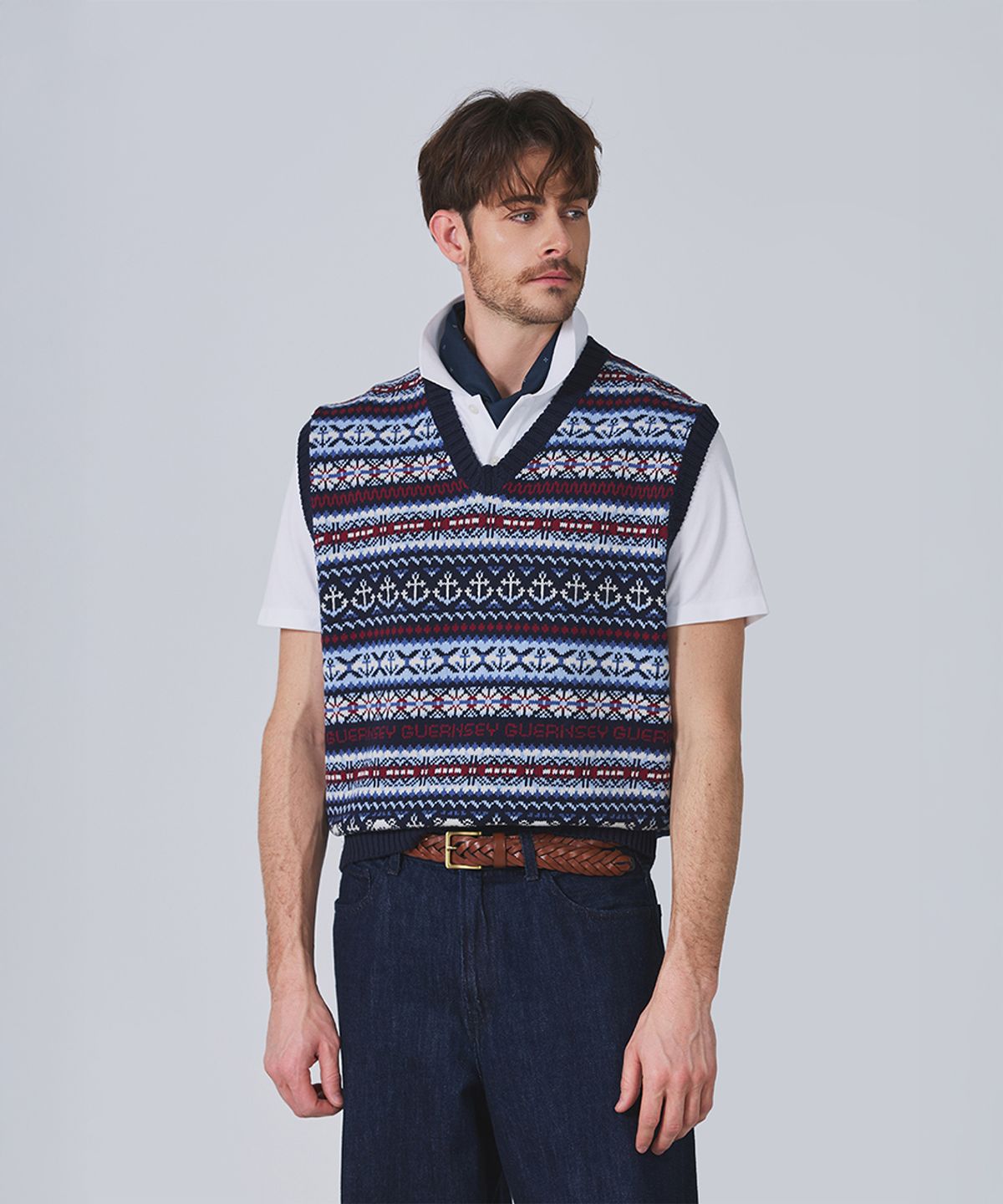 건지 울른스(Guernsey Woollens) 그랑 로크 페어아일 코튼 브이넥 베스트 - 네이비