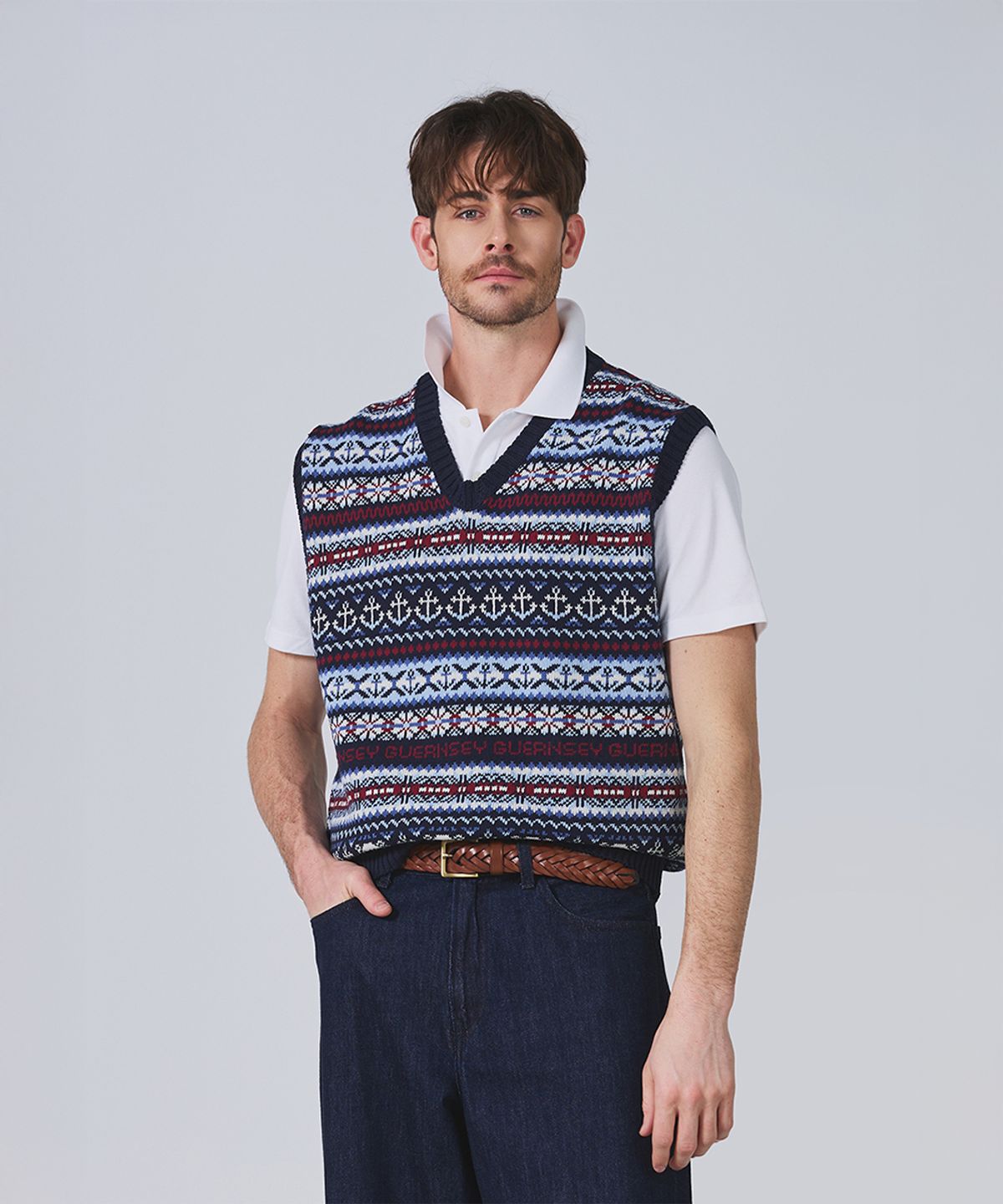 건지 울른스(Guernsey Woollens) 그랑 로크 페어아일 코튼 브이넥 베스트 - 네이비