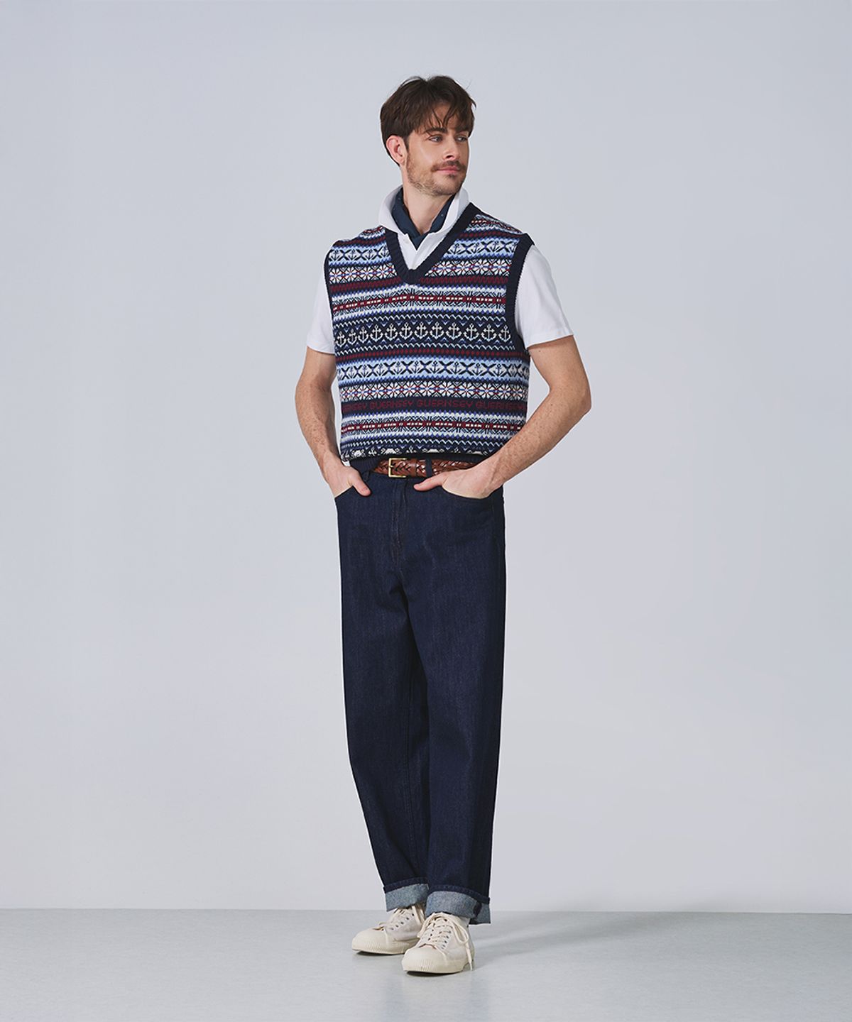 건지 울른스(Guernsey Woollens) 그랑 로크 페어아일 코튼 브이넥 베스트 - 네이비