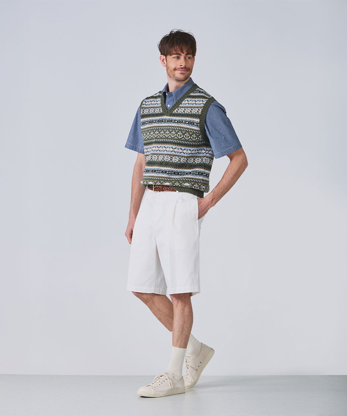 건지 울른스(Guernsey Woollens) 그랑 로크 페어아일 코튼 브이넥 베스트 - 올리브