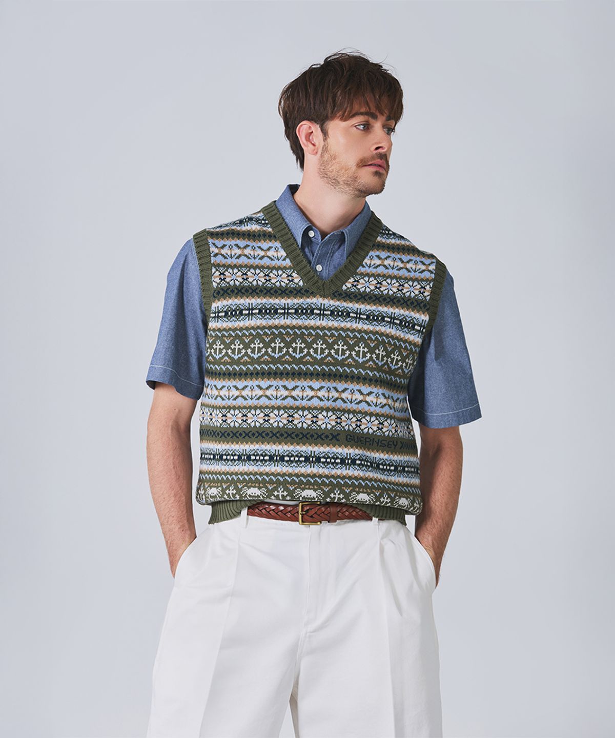 건지 울른스(Guernsey Woollens) 그랑 로크 페어아일 코튼 브이넥 베스트 - 올리브