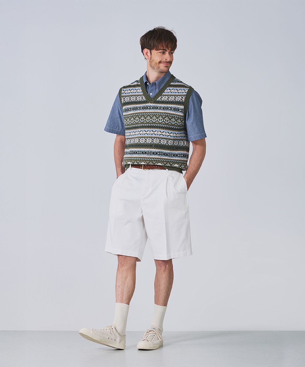 건지 울른스(Guernsey Woollens) 그랑 로크 페어아일 코튼 브이넥 베스트 - 올리브