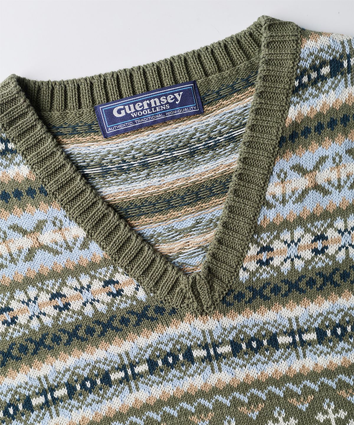건지 울른스(Guernsey Woollens) 그랑 로크 페어아일 코튼 브이넥 베스트 - 올리브