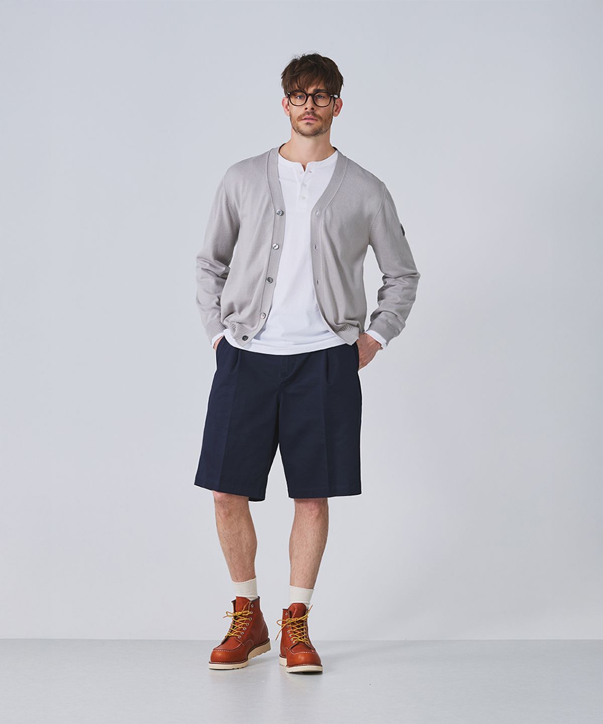건지 울른스(Guernsey Woollens) 코튼 원턱 치노 쇼츠 컬렉션