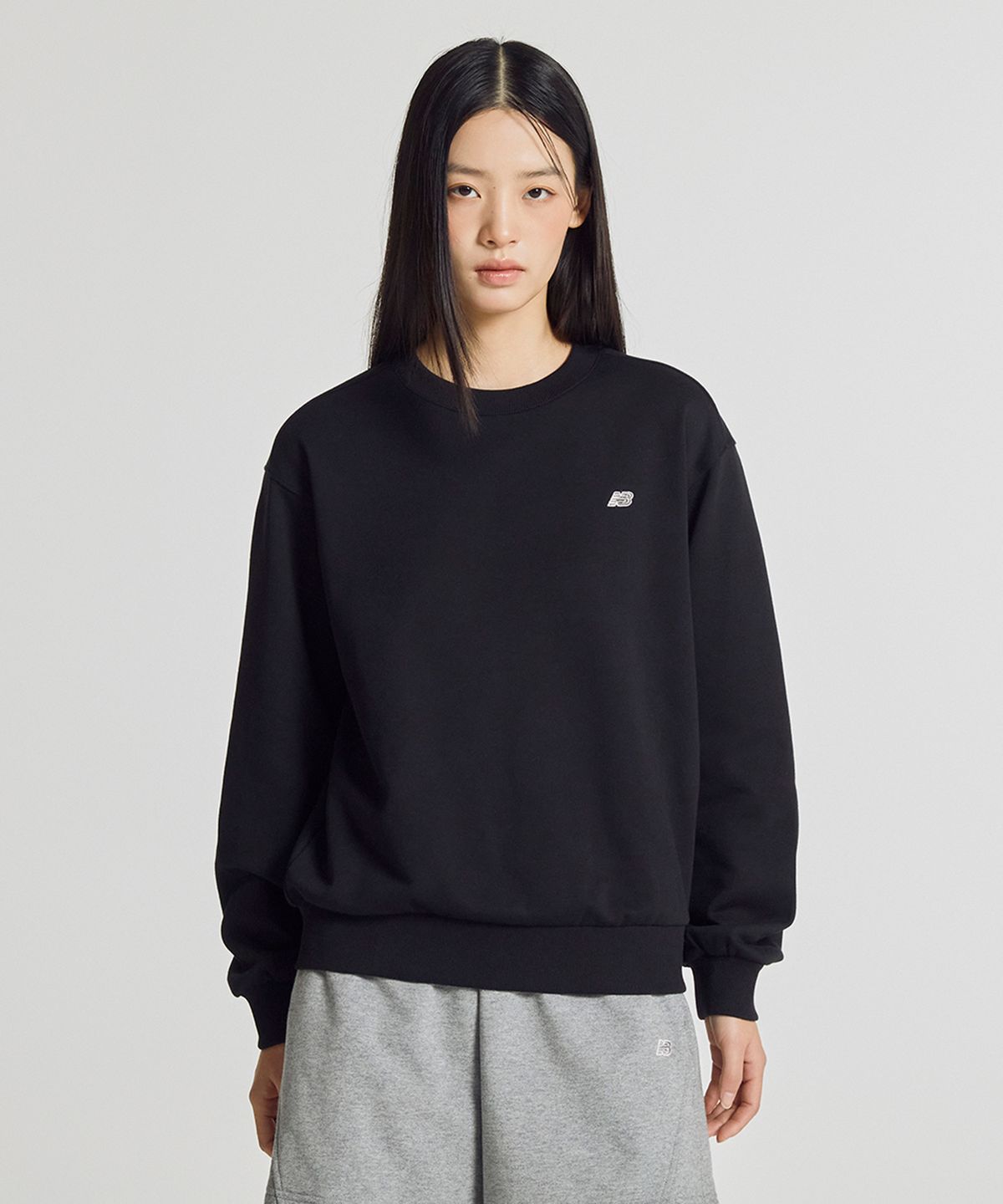 뉴발란스(NEW BALANCE) NBNCG2W112 / WOMEN 에센셜 맨투맨 (BLACK)