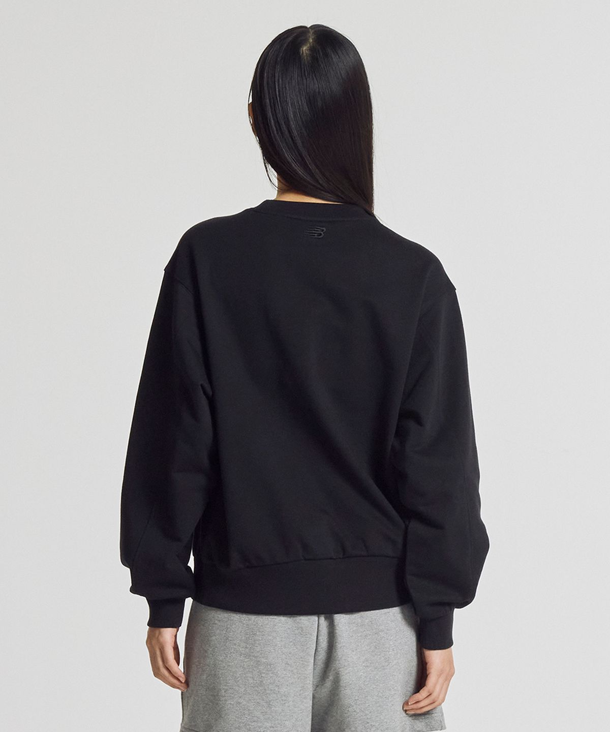 뉴발란스(NEW BALANCE) NBNCG2W112 / WOMEN 에센셜 맨투맨 (BLACK)