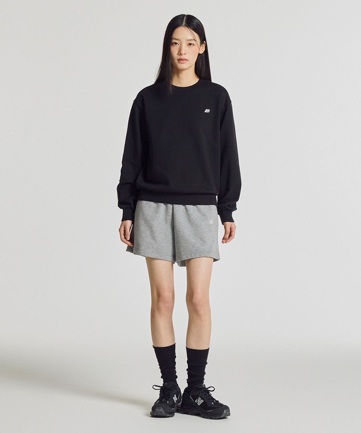 뉴발란스(NEW BALANCE) NBNCG2W112 / WOMEN 에센셜 맨투맨 (BLACK)
