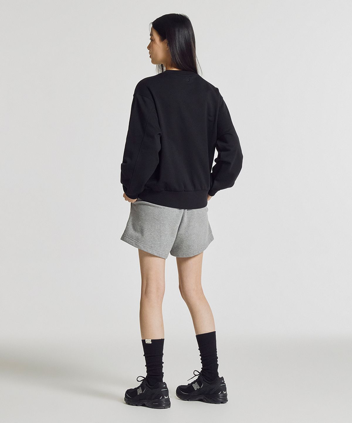 뉴발란스(NEW BALANCE) NBNCG2W112 / WOMEN 에센셜 맨투맨 (BLACK)