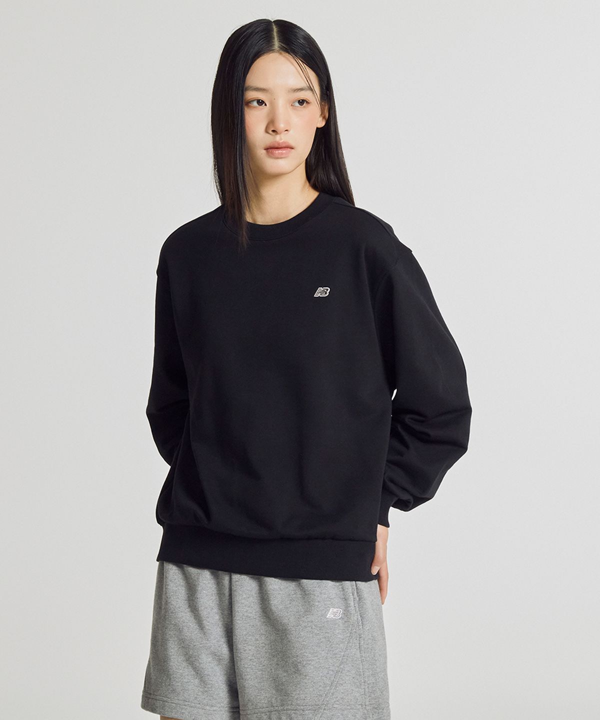 뉴발란스(NEW BALANCE) NBNCG2W112 / WOMEN 에센셜 맨투맨 (BLACK)