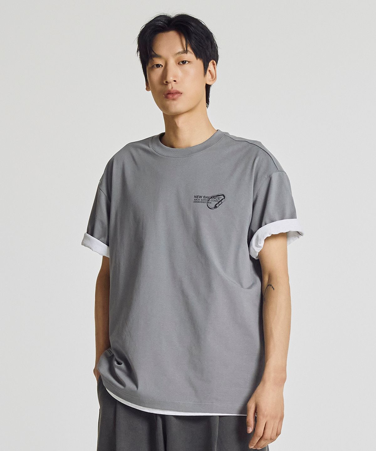 뉴발란스(NEW BALANCE) NBNEG21543 / UNI 트랙 클럽 카라비너 그래픽 반팔티 (GRAY)