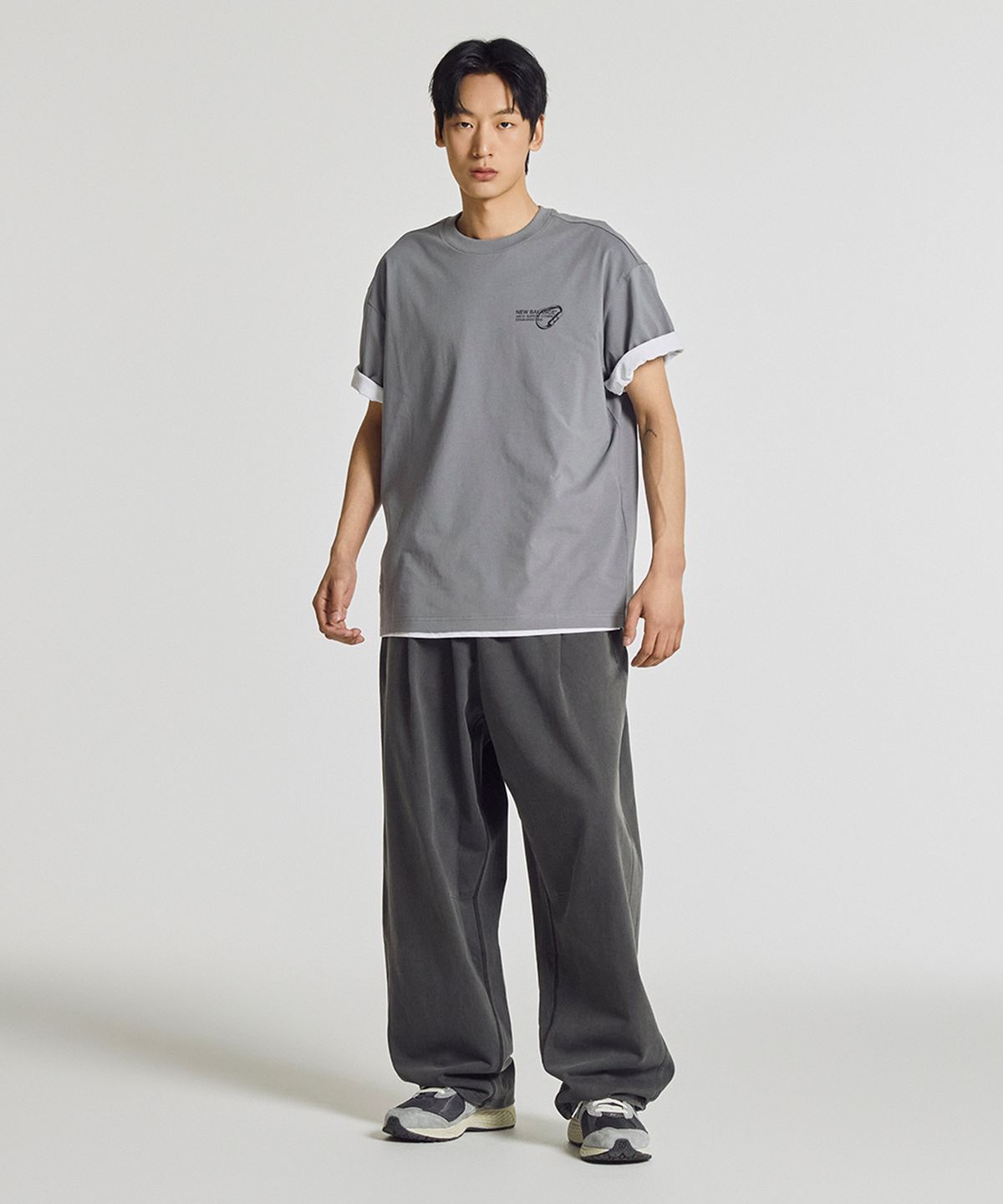 뉴발란스(NEW BALANCE) NBNEG21543 / UNI 트랙 클럽 카라비너 그래픽 반팔티 (GRAY)