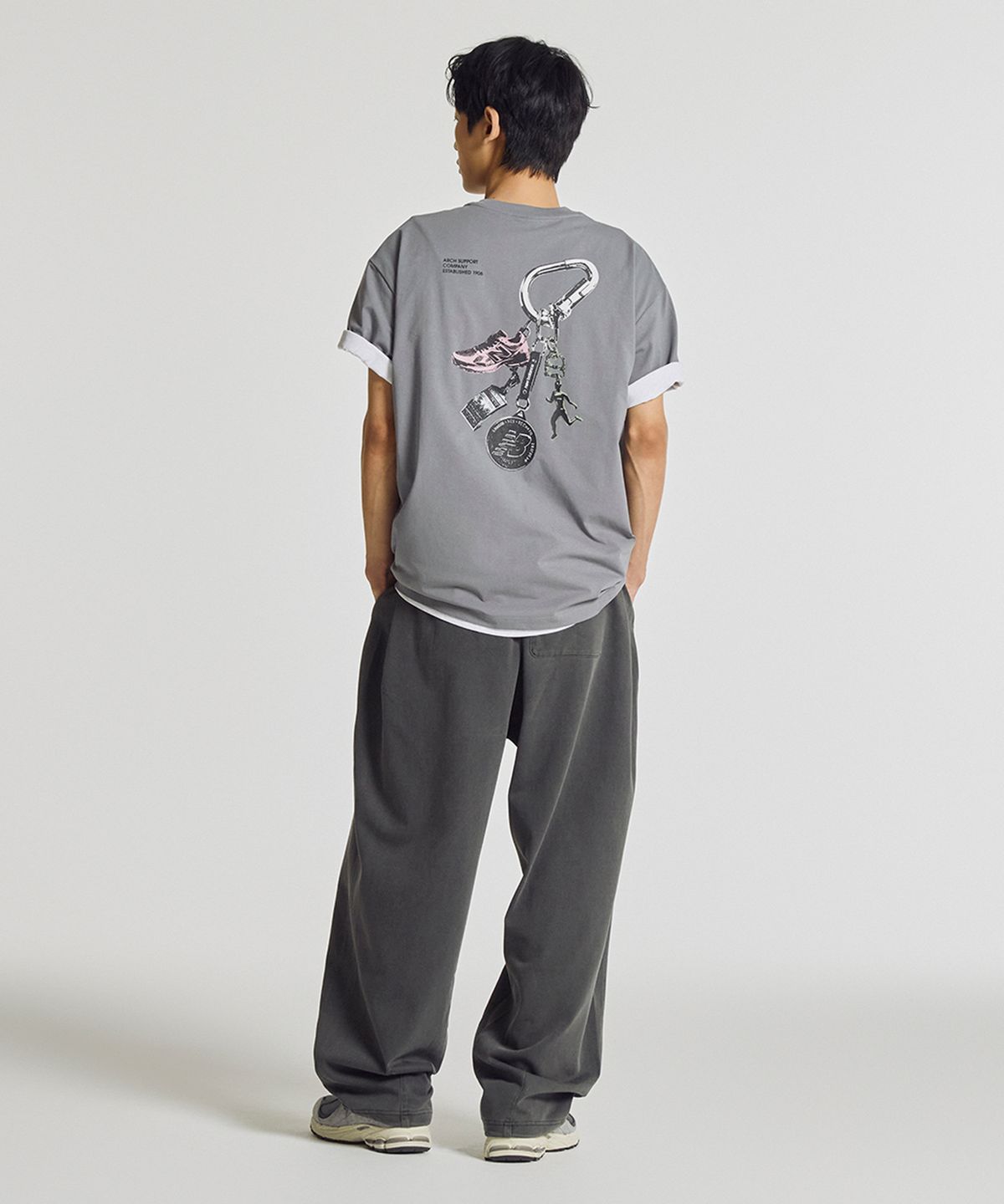 뉴발란스(NEW BALANCE) NBNEG21543 / UNI 트랙 클럽 카라비너 그래픽 반팔티 (GRAY)