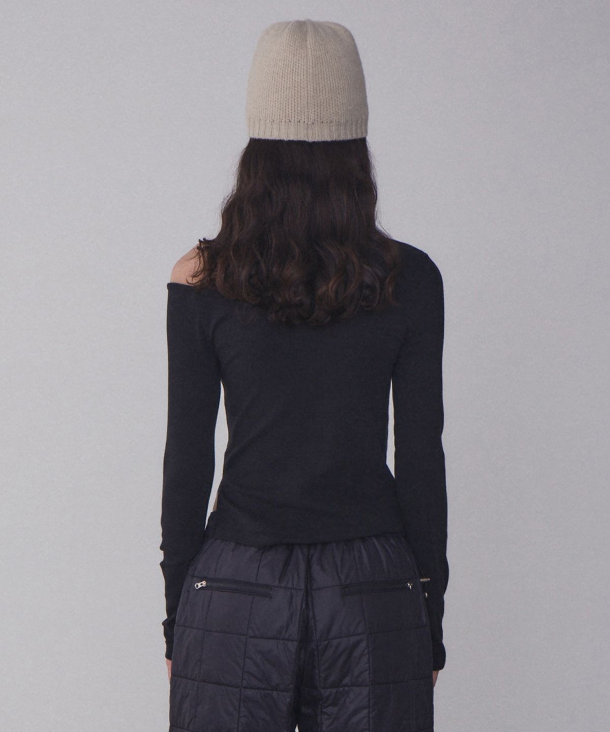 레스트앤레크레이션(REST&RECREATION) RR ONE SHOULDER LONG SLEEVE TOP - BLACK