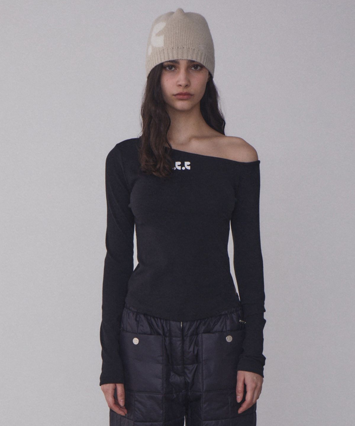 레스트앤레크레이션(REST&RECREATION) RR ONE SHOULDER LONG SLEEVE TOP - BLACK