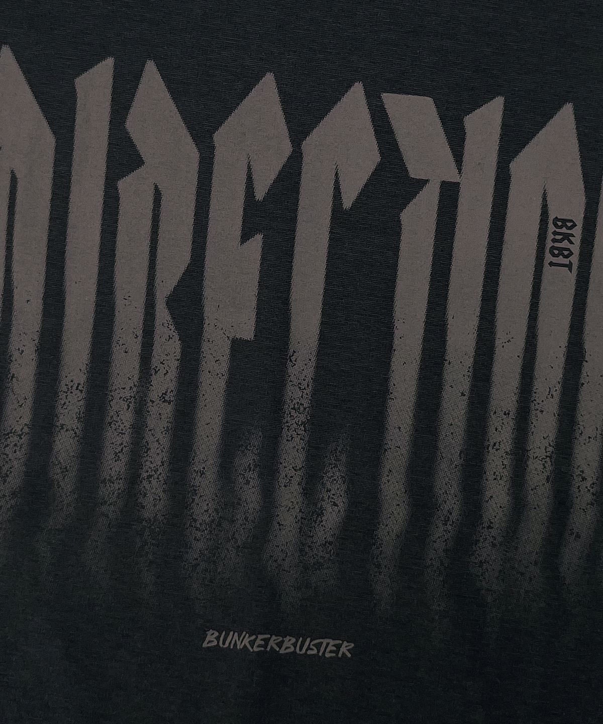 벙커버스터(BUNKERBUSTER) 섀도우 그라데이션 타이포 반팔티 MQ2TU255_CHARCOAL