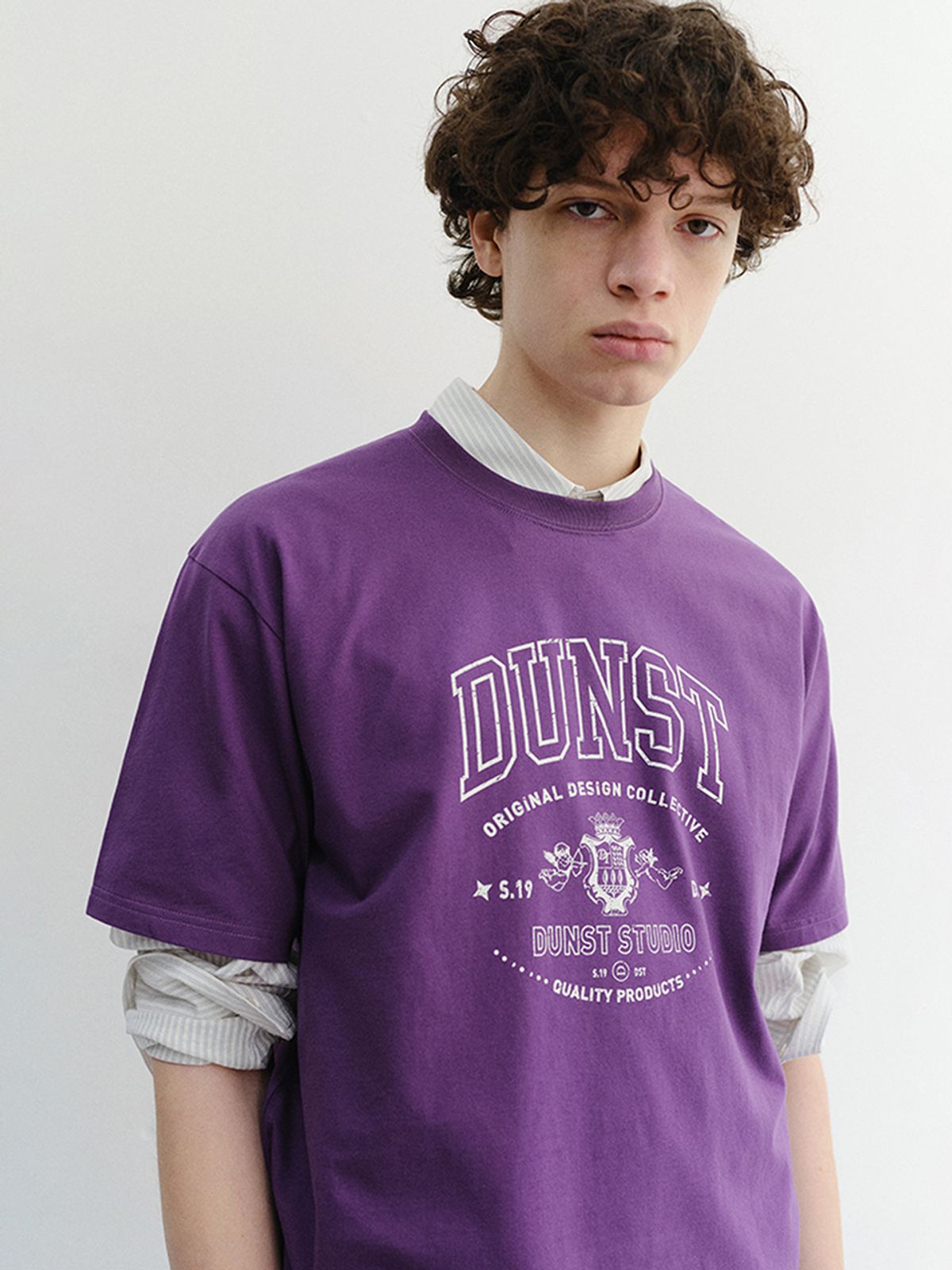 던스트 포 맨(DUNST FOR MEN) CUPID ARCH LOGO T-SHIRT_UNISEX_UDTS6B129_DEEP PURPLE