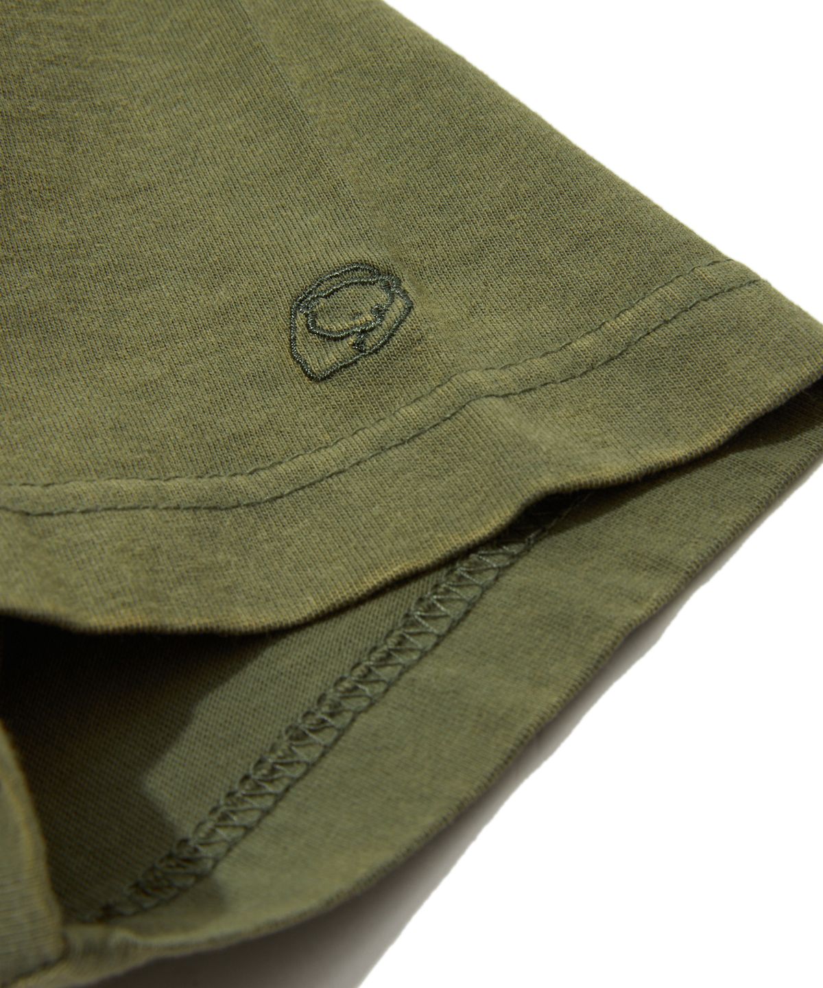 펜필드(PENFIELD) 1975 백그라운드 티셔츠 라이트카키_FS2KT66U