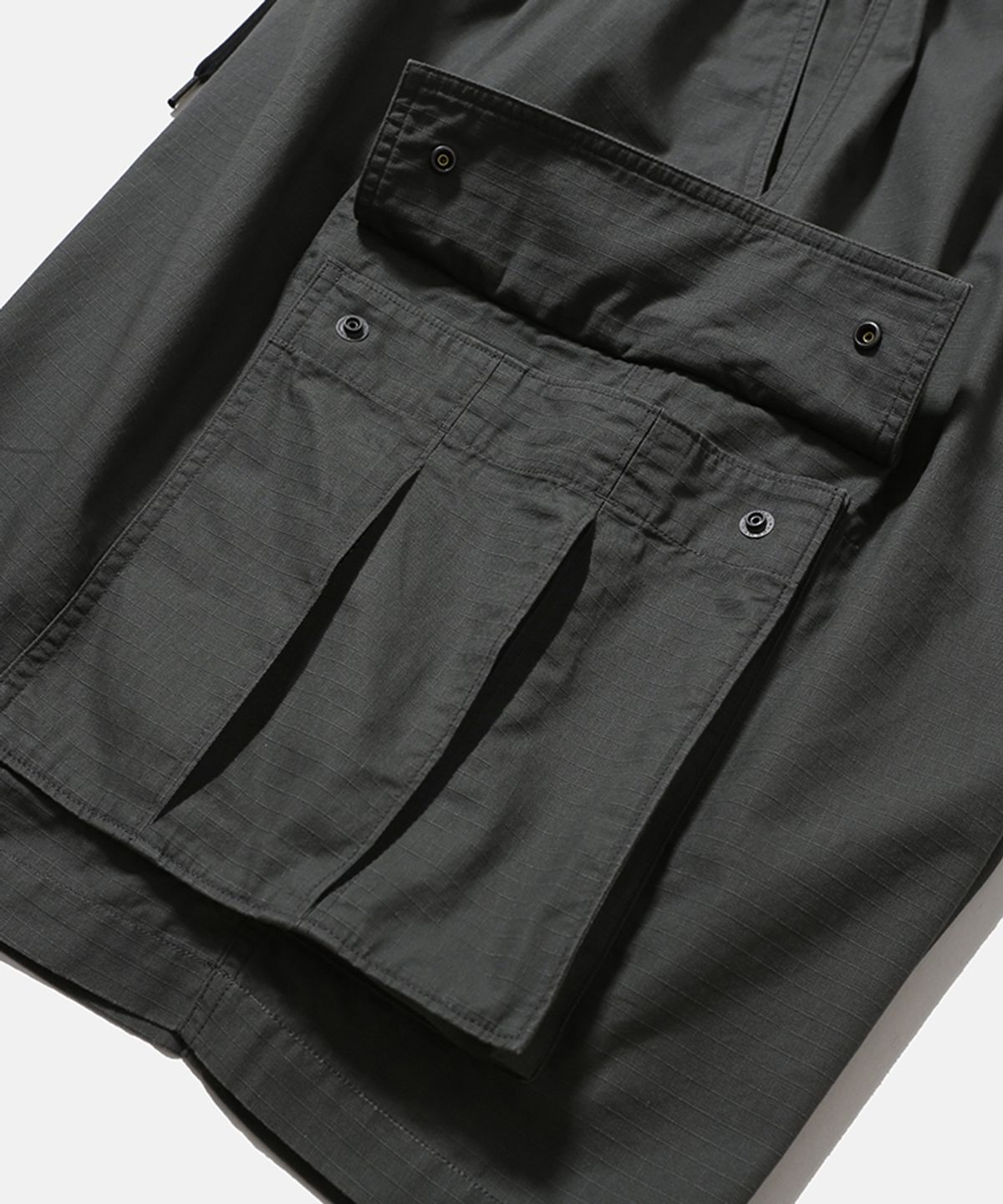 모이프(MOIF) [SS26] BAGGY FIELD SHORTS / RIPE OLIVE