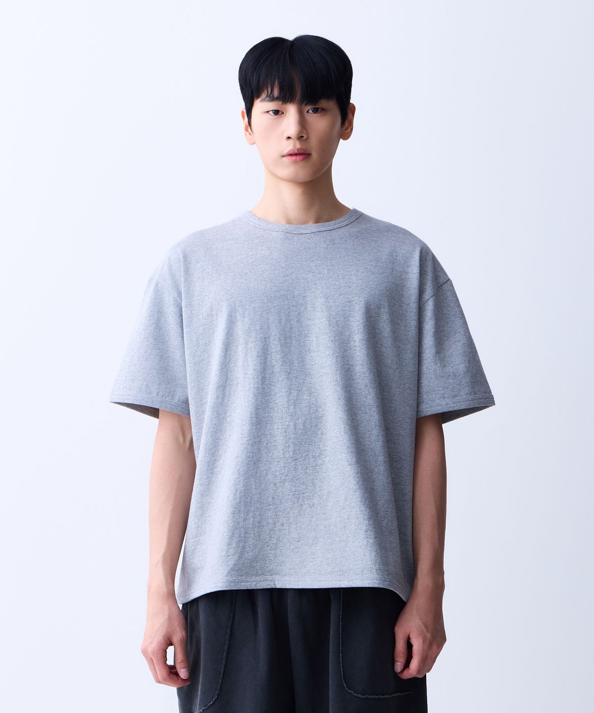 에이던엠(ADERNM) 더블 스티치 넥바인딩 미니멀 티셔츠 그레이
