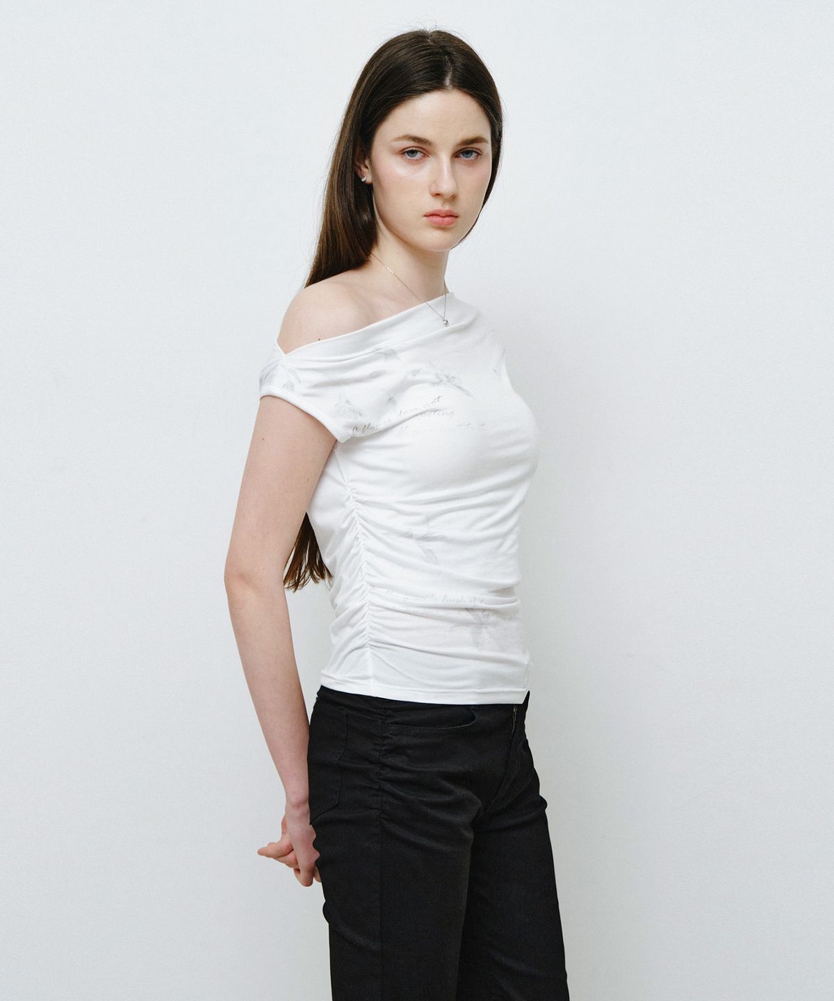 몽돌(MONGDOL) 플라워 그래픽 원숄더 티셔츠 화이트 MDTS089WHITE