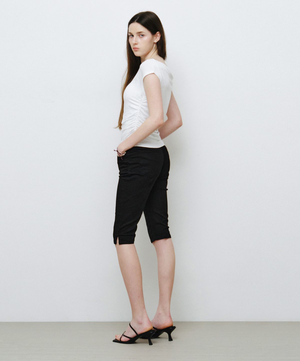 몽돌(MONGDOL) 플라워 그래픽 원숄더 티셔츠 화이트 MDTS089WHITE