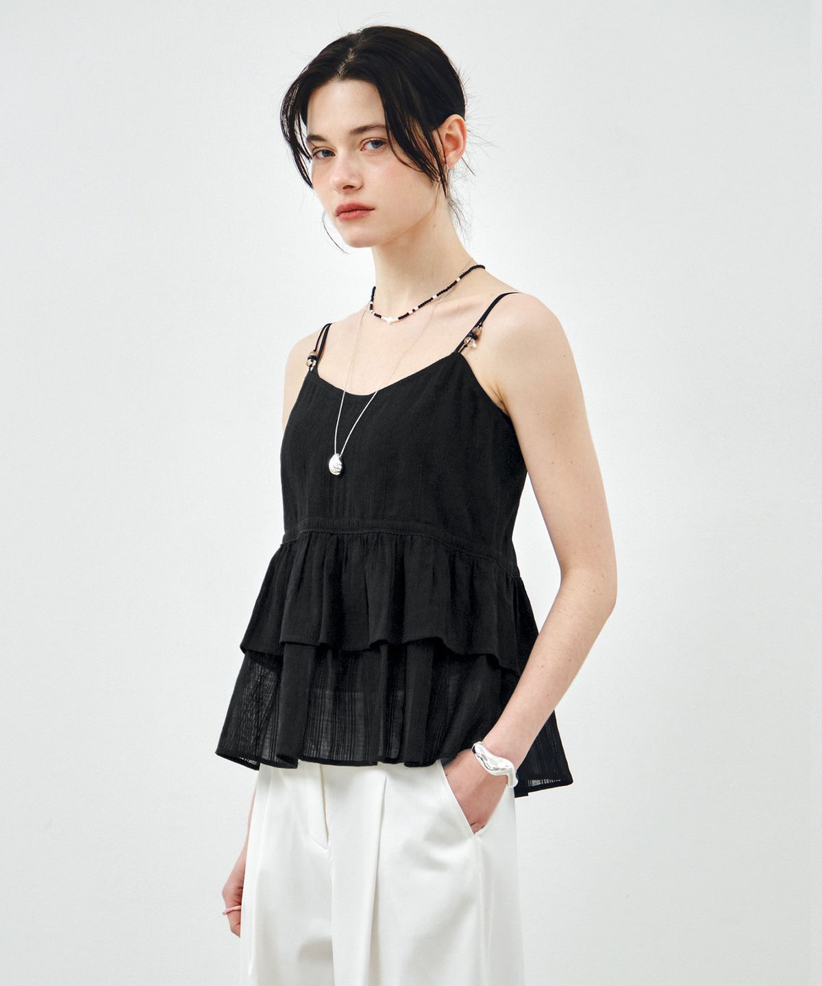 몽돌(MONGDOL) 비즈 스트랩 나시 블라우스 블랙 MDBL007BLACK