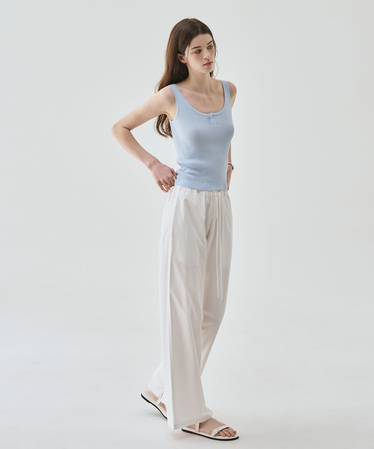 드로우핏 우먼(DRAWFIT WOMEN) 브리즈 슬리브리스 니트 탑 [L.GREY]