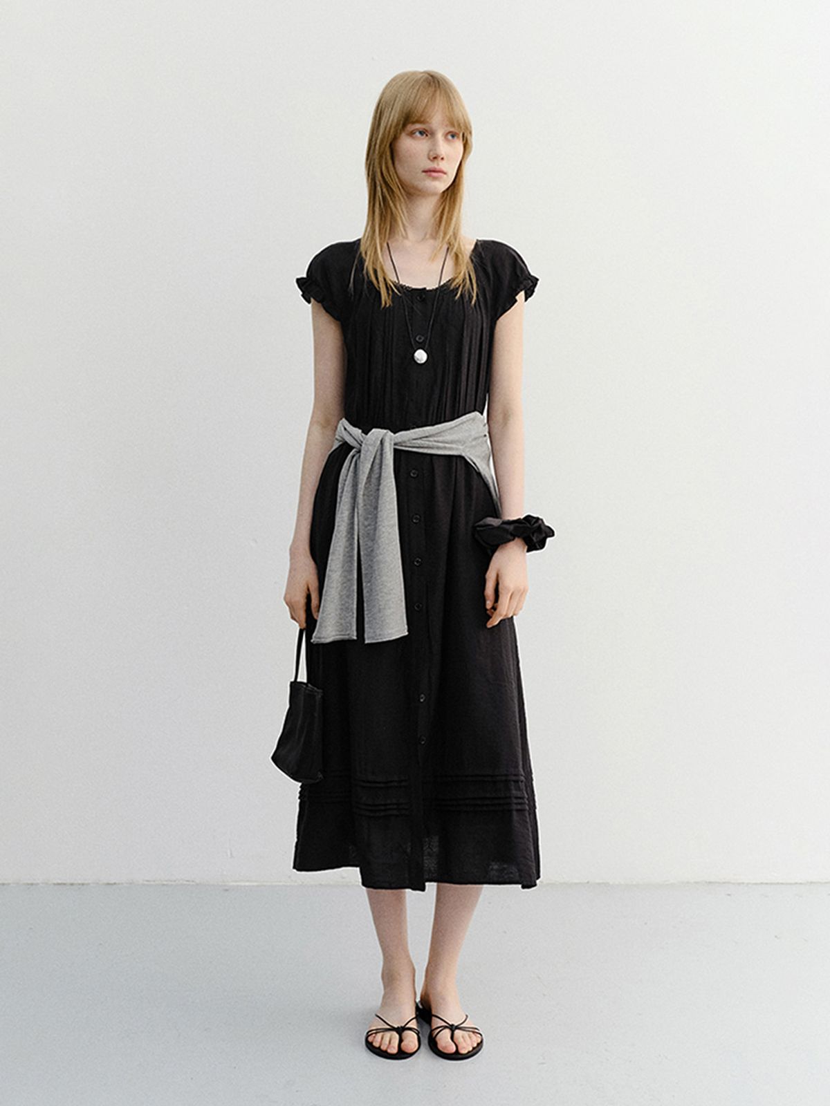 던스트(DUNST) SLEEVELESS SHIRRING DRESS_UDDR6B223_BLACK