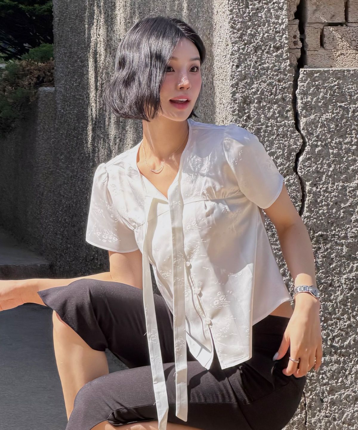 드로우핏 우먼(DRAWFIT WOMEN) 새틴 자카드 타이 블라우스 [WHITE]
