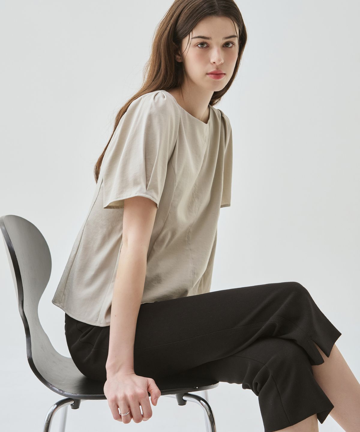 드로우핏 우먼(DRAWFIT WOMEN) [드로우핏우먼 X 꾸니] 캄파눌라 퍼프 슬리브 블라우스 [IVORY]
