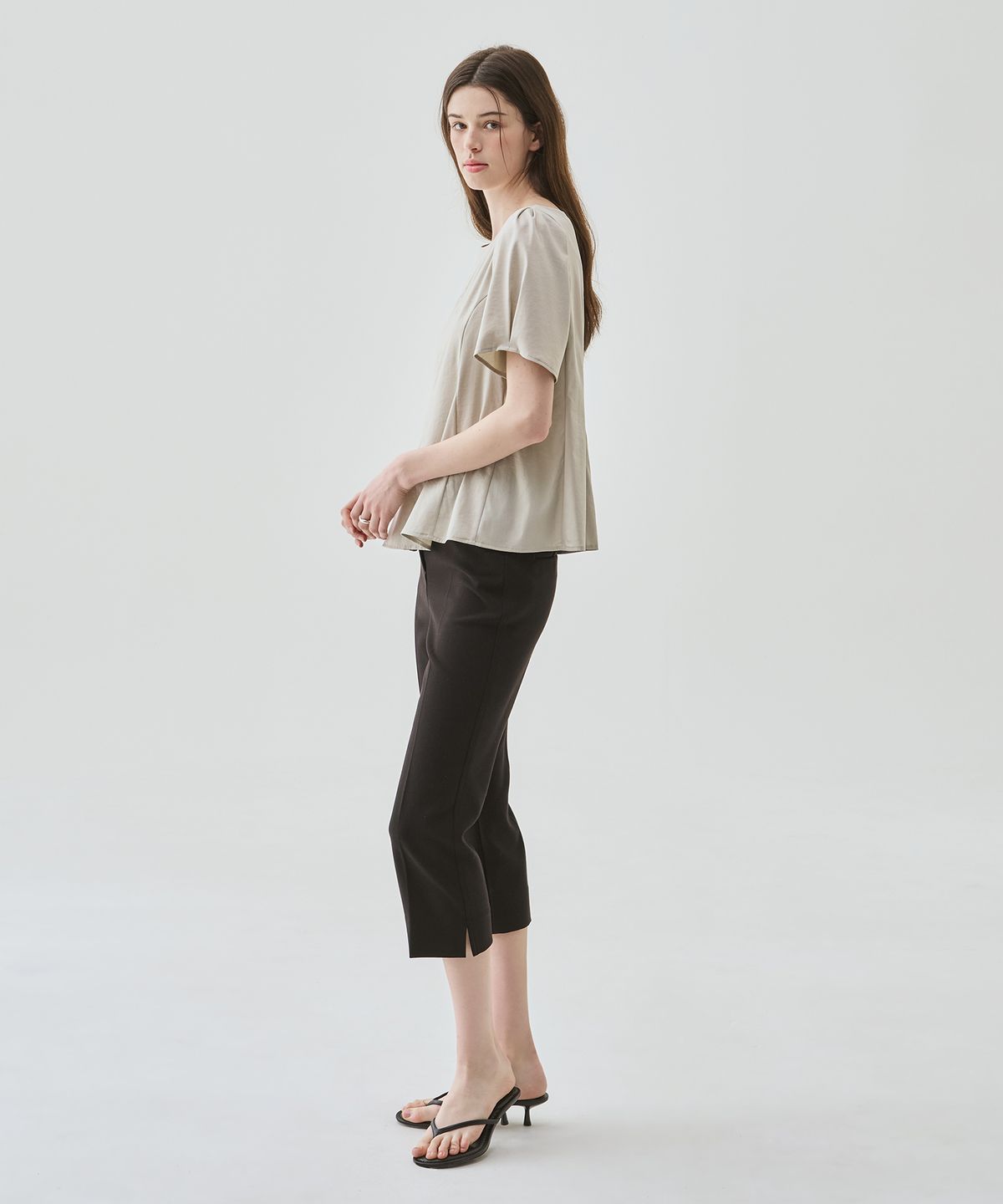 드로우핏 우먼(DRAWFIT WOMEN) [드로우핏우먼 X 꾸니] 캄파눌라 퍼프 슬리브 블라우스 [IVORY]